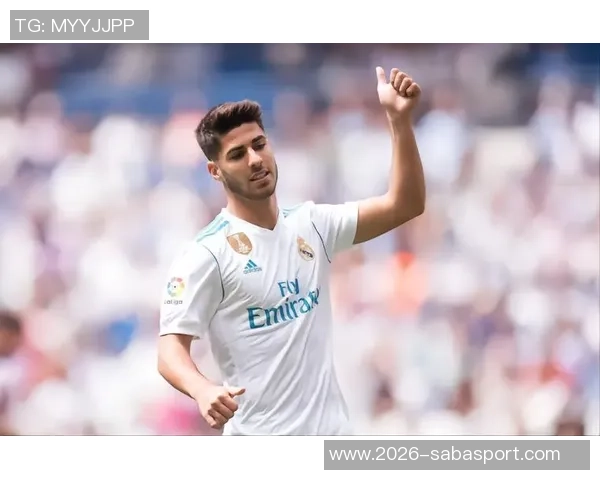 阿森西奥与女友重返伯纳乌现场观看NFL比赛引发热议